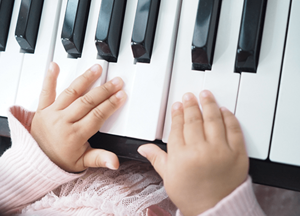 ピアノを弾く子供の手の写真